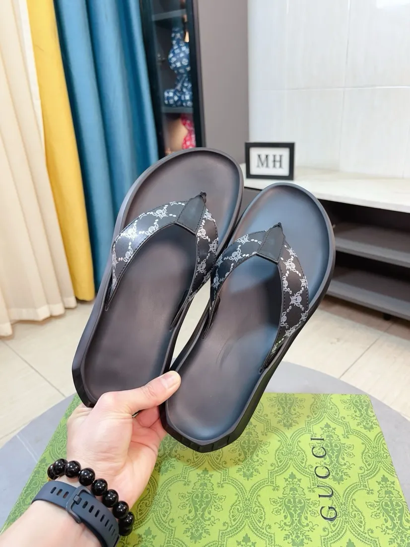 Men's shoes 💰260🌹🌹 (gucci-Gucci) New men's slippers, high-end boutique, made of cowhide, with exquisite embossed logo decoration on the upper, fine workmanship, super soft soles, casual, loose and comfortable, a must-have in summer! \nsize：38-44